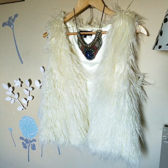Jackets & Blazers - Ivory Faux Fur Vest S/M
